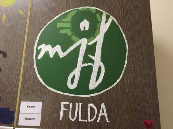 Das Logo der MJF – auf den Küchenschrank gemalt – darf nicht fehlen